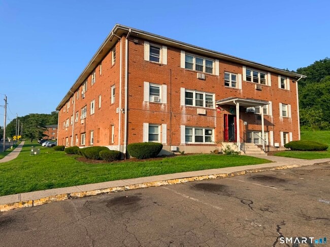 Building Photo - 15 Donna Dr Unit C2