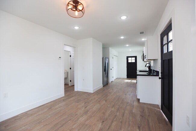 Photo - 313 Douglas St
