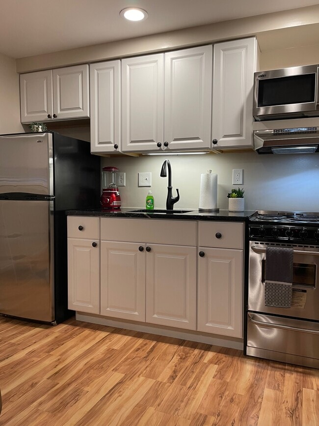 Building Photo - 9851 Hellingly Pl Unit CozyCleanCondo