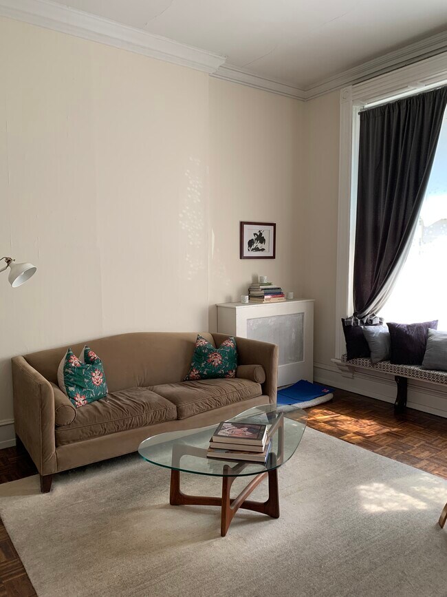 Living Room - 2019 Locust St Unidad 1