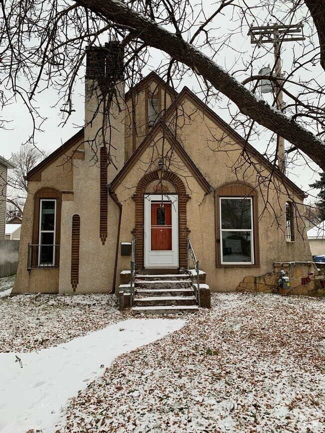 Building Photo - Beautiful 6 bedroom house in Minneapolis!!