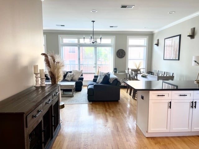 Living Area - 1410 W Belmont Ave Unit 2