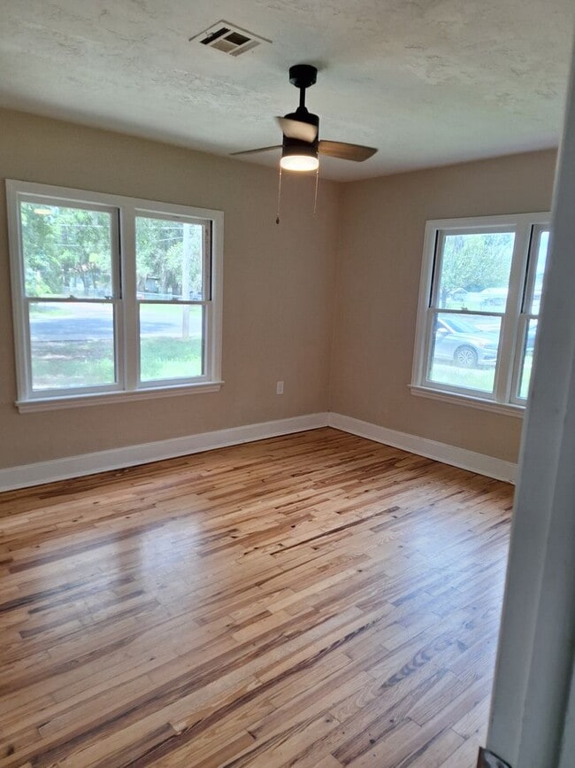 Photo - To schedule a Showing or Submit an Applica... Unidad 2533