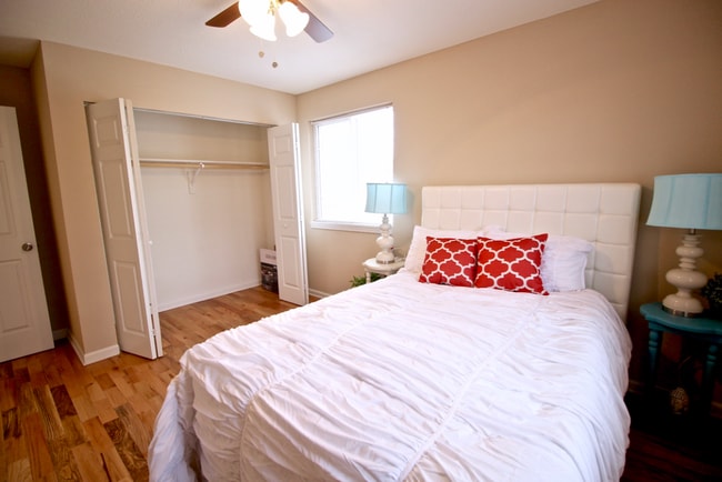 Photo - Hemingway Heights - 3635-3645 Warwick Blvd