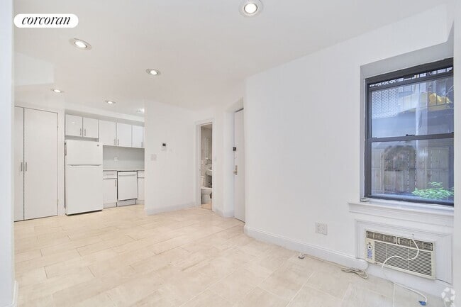 Building Photo - 233 E 12th St Rental