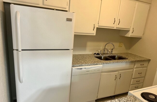 Photo - Gorgeous Upstairs 2 Bed 2 Bath In The Heart Of Norman!