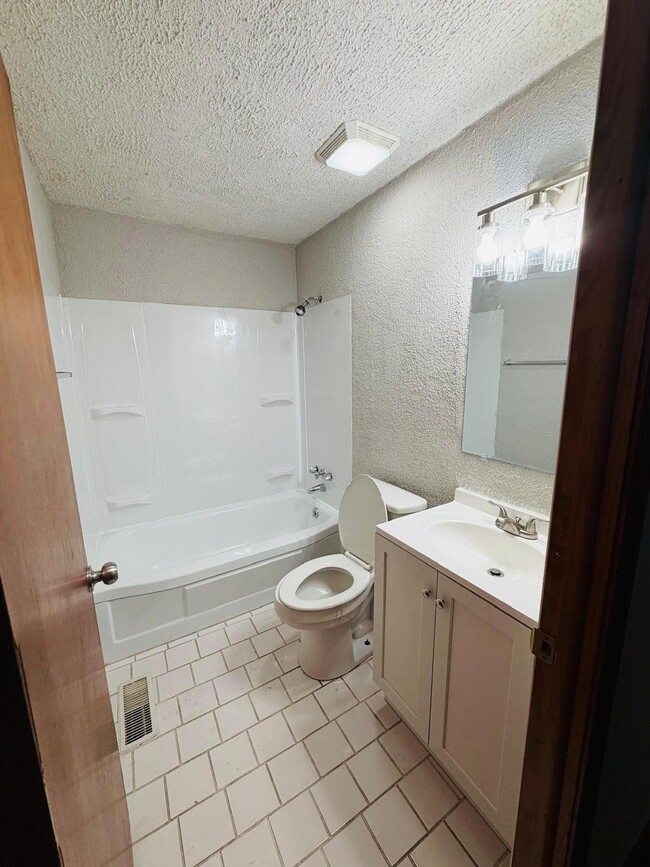 Photo - 1915 W 74th St