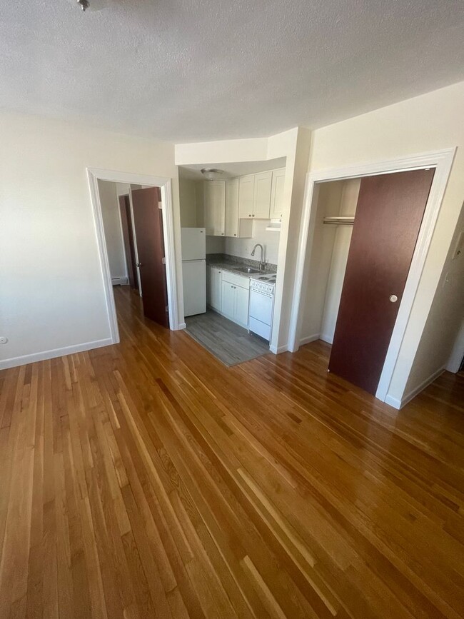 Huge 1 bed unit near the Green Line with H... - Huge 1 bed unit near the Green Line with H... House