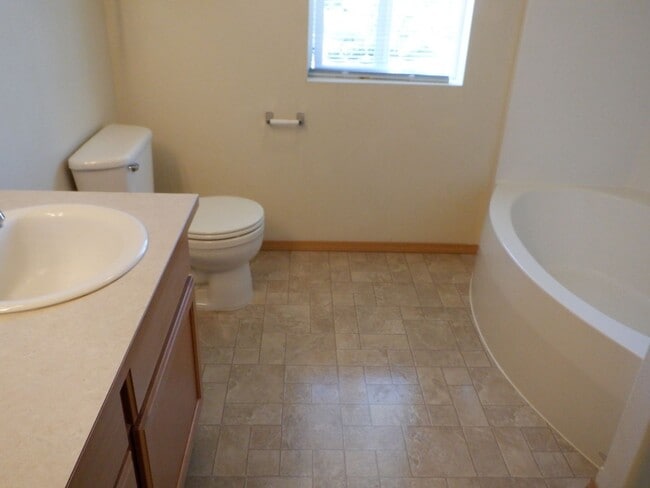 Photo - 2010 Garry Oaks Ave Unit B