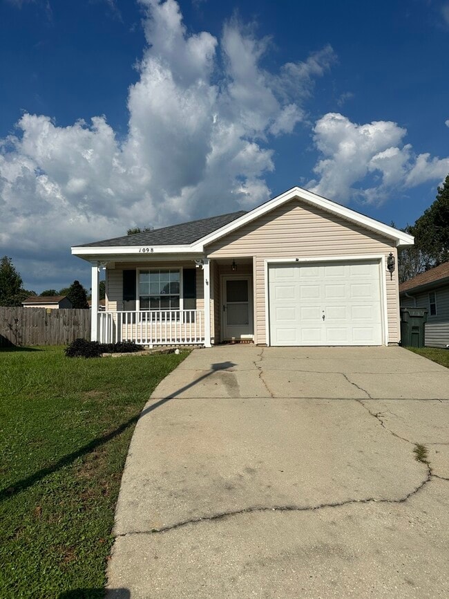 Cute 2/2 with garage and a nice size Flori... - Cute 2/2 with garage and a nice size Flori... House