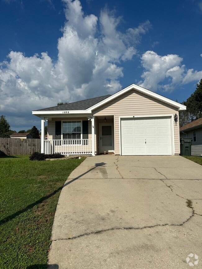 Building Photo - Cute 2/2 with garage and a nice size Flori... Rental