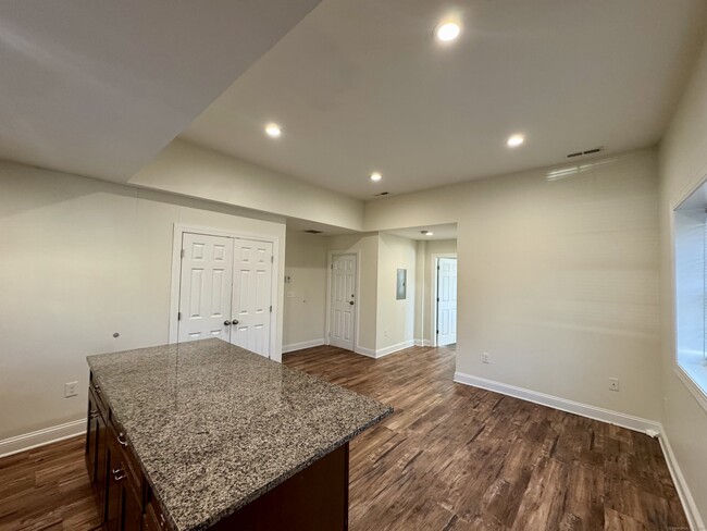 Photo - 950 Lindley St
