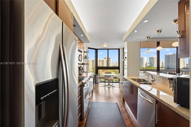 Photo - 1000 W Island Blvd