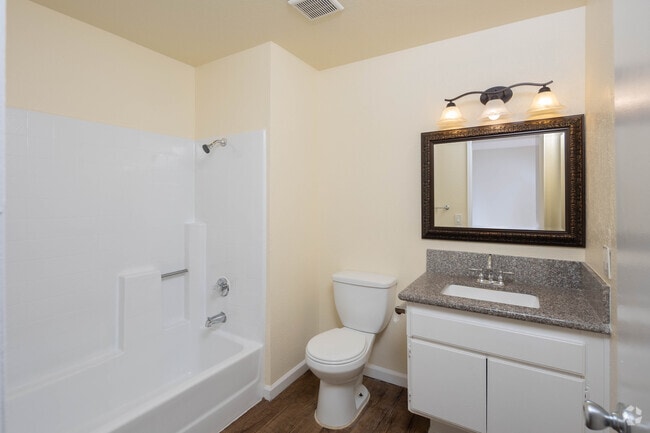 2 BR, 2 BA - 1000SF
