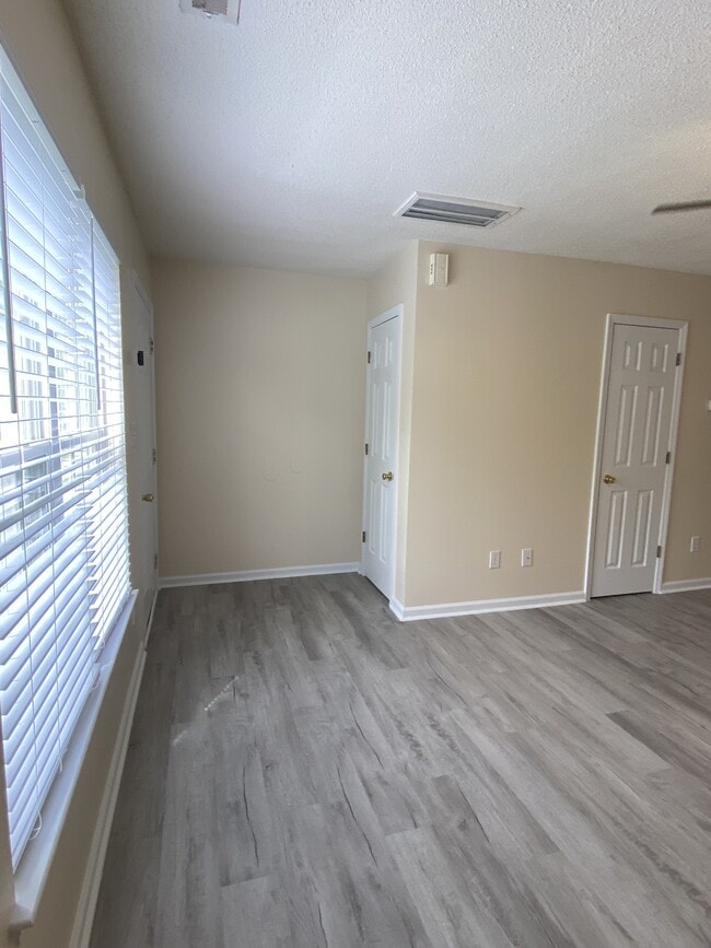 350 Bracken Pl