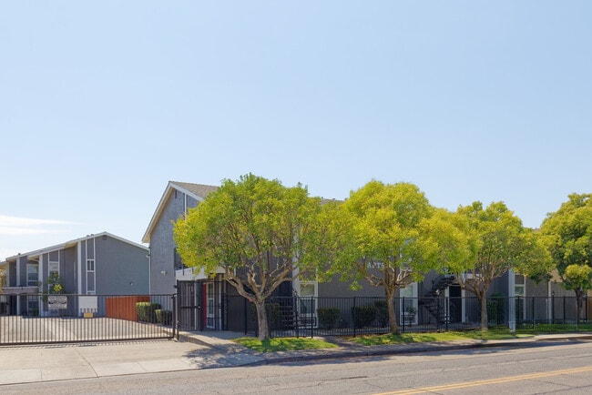Pinecrest Villas