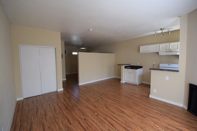 Building Photo - 5744
