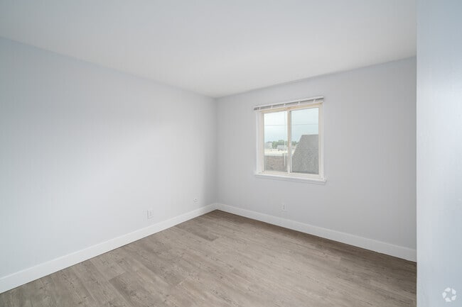 2BR, 1BA - 955SF - Primary Bedroom