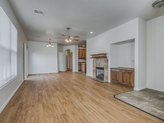 Photo - Spacious 3 Bed / 2 Bath Duplex for Rent in Yukon