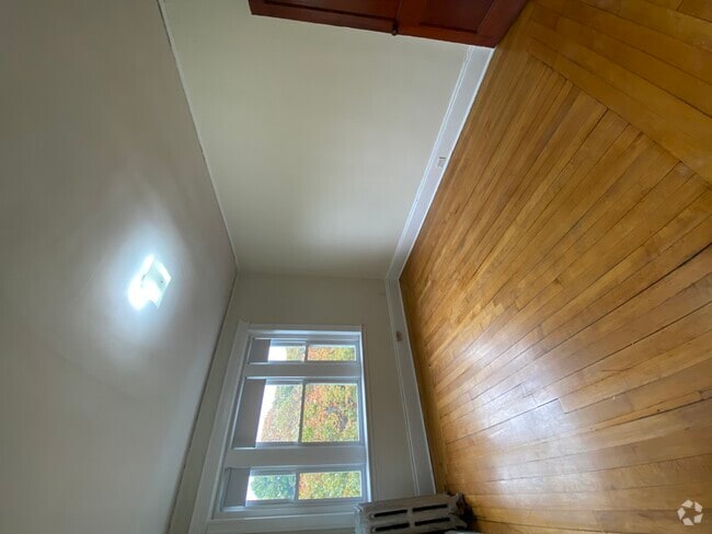 Building Photo - 1824 Beacon St Unit 8 Rental