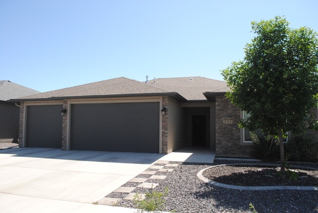 Photo - 454 Lewis St