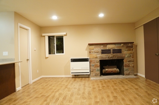 Building Photo - 596 S Mentor Ave Unit 596 S Mentor Ave Rental