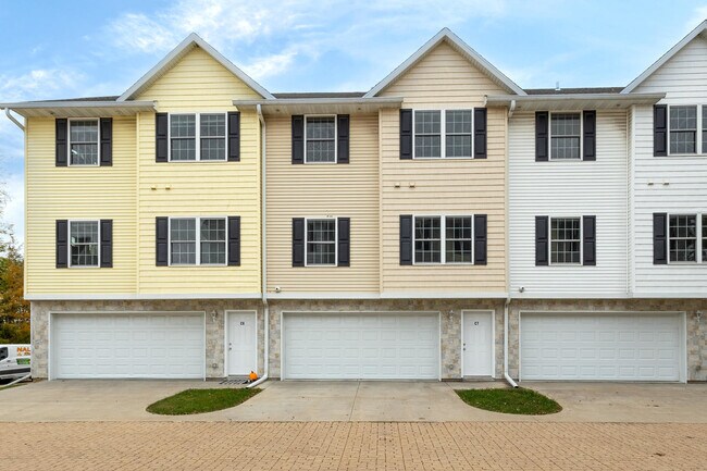 Photo - 220 E 37TH St