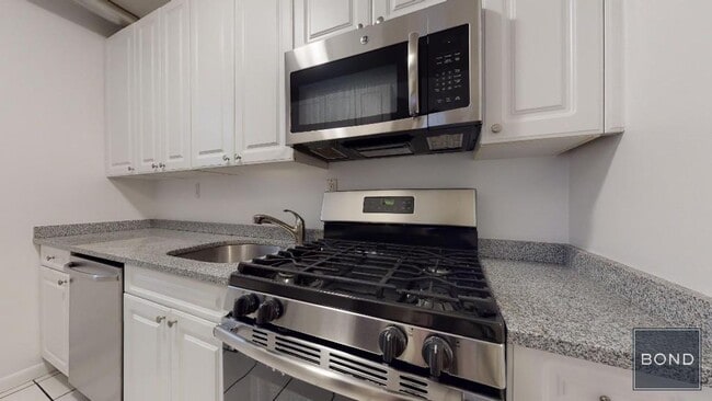 Building Photo - 207-209 West 11th Street Unit B1 Rental