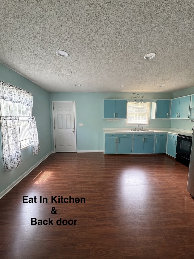 Dining Area & Kitchen - 1006 Tuscaloosa St