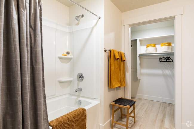 2BR, 2BA - 1,072SF - Bravada 193