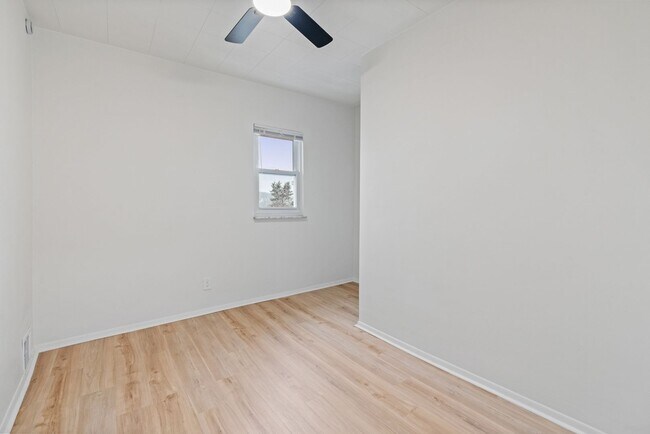 Photo - 2 bed 1 bath - all updated, central air, laundry, great location