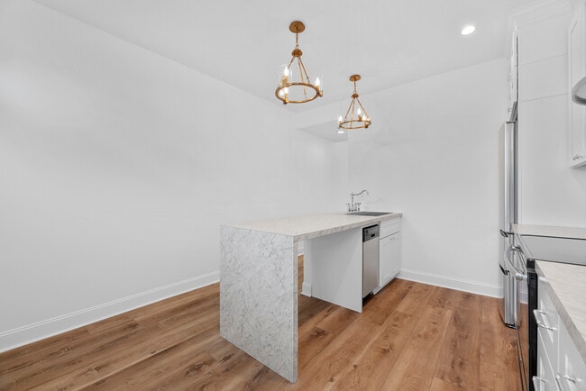 Photo - 450 Elsmere St