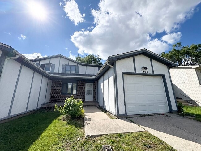 Building Photo - Spacious Two-Bedroom Duplex
