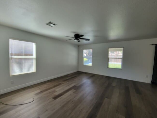 Photo - 4 Bedroom 2 Bathroom Home Close to Shopping and Restaurants!!