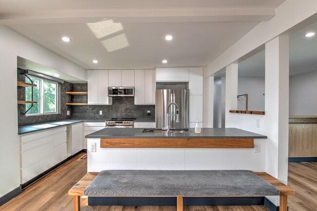 Photo - 2457-2415 15 St