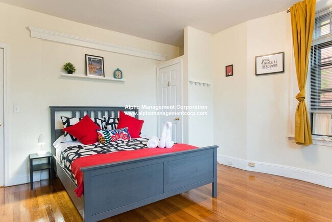 Photo - Amazing Coolidge Corner Apt right by T, Shopping, Nightlife and Restaurants.  Quick commute to BU!