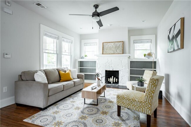 Photo - 875 Oakhill Ave SW