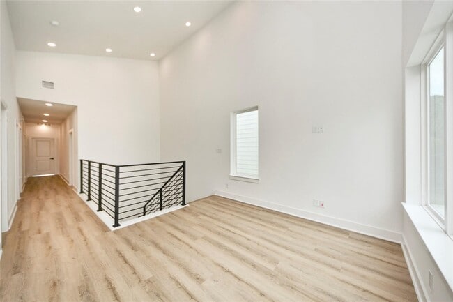 Photo - 932 South Ln