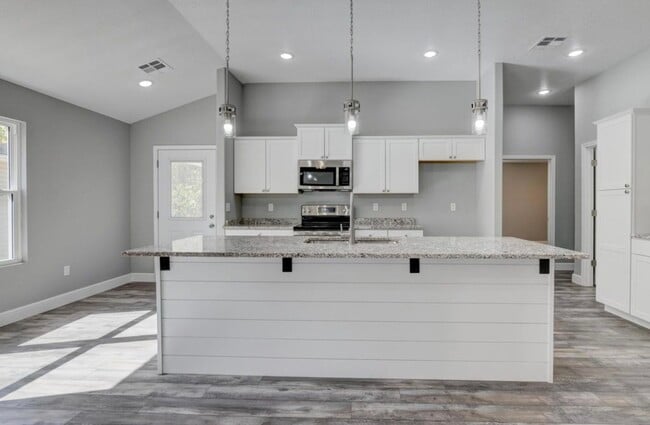 Stock image-Interior finishes may vary - 917 N Hall St