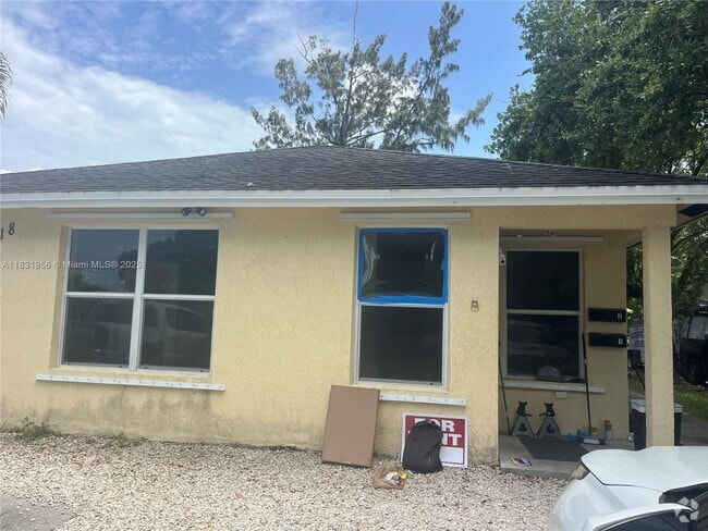 Building Photo - 818 SW 28th St Unit 1 Rental