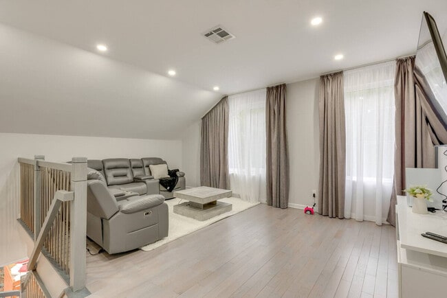 Building Photo - 2135 Rosemont Dr