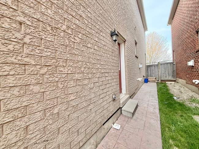 Building Photo - 2 BED - 1 BATH - MISSISSAUGA - BASEMENT
