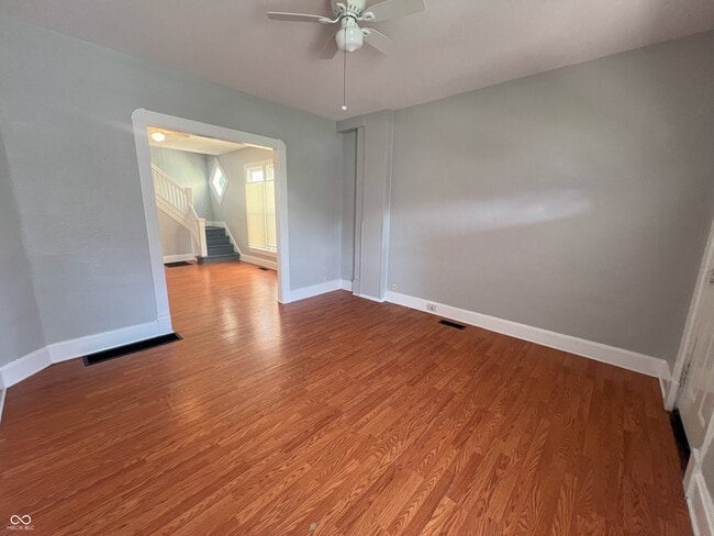 Photo - 2106 Singleton St