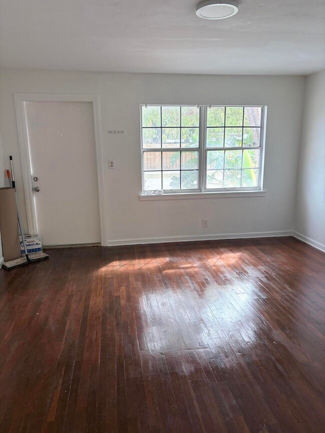 Photo - 213 SE 9th St