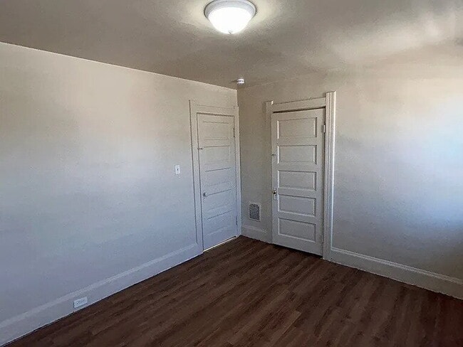 Photo - Charming single-family home featuring 3 spacious bedrooms and 1 full bathroom.