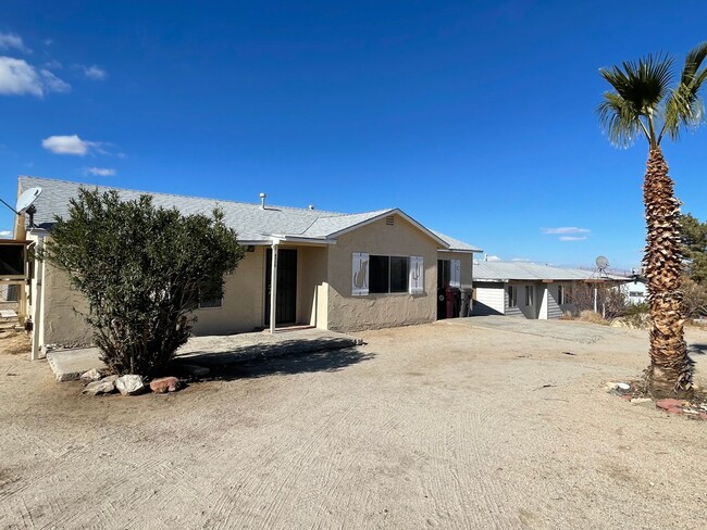 Cozy 3-Bedroom Home Near 29 Palms Base & J... - Cozy 3-Bedroom Home Near 29 Palms Base & J...