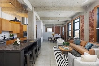 Building Photo - 100 W 5th St