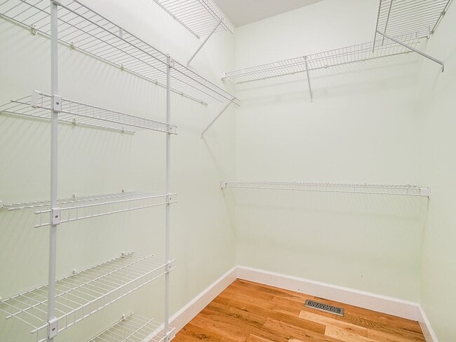 Photo - 6932 197B St