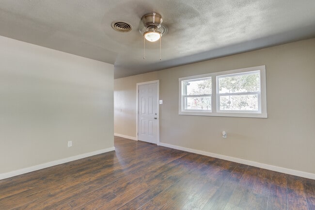 Photo - 1702 E 2nd St