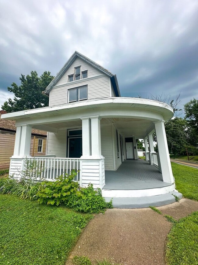 Building Photo - 1141 Chestnut St Unit 1141 Chestnut Apt #2